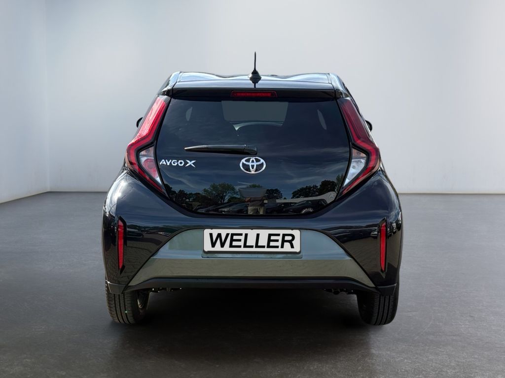 Toyota AYGO (X) 2023 г. Зелёный, пробег 21447 км