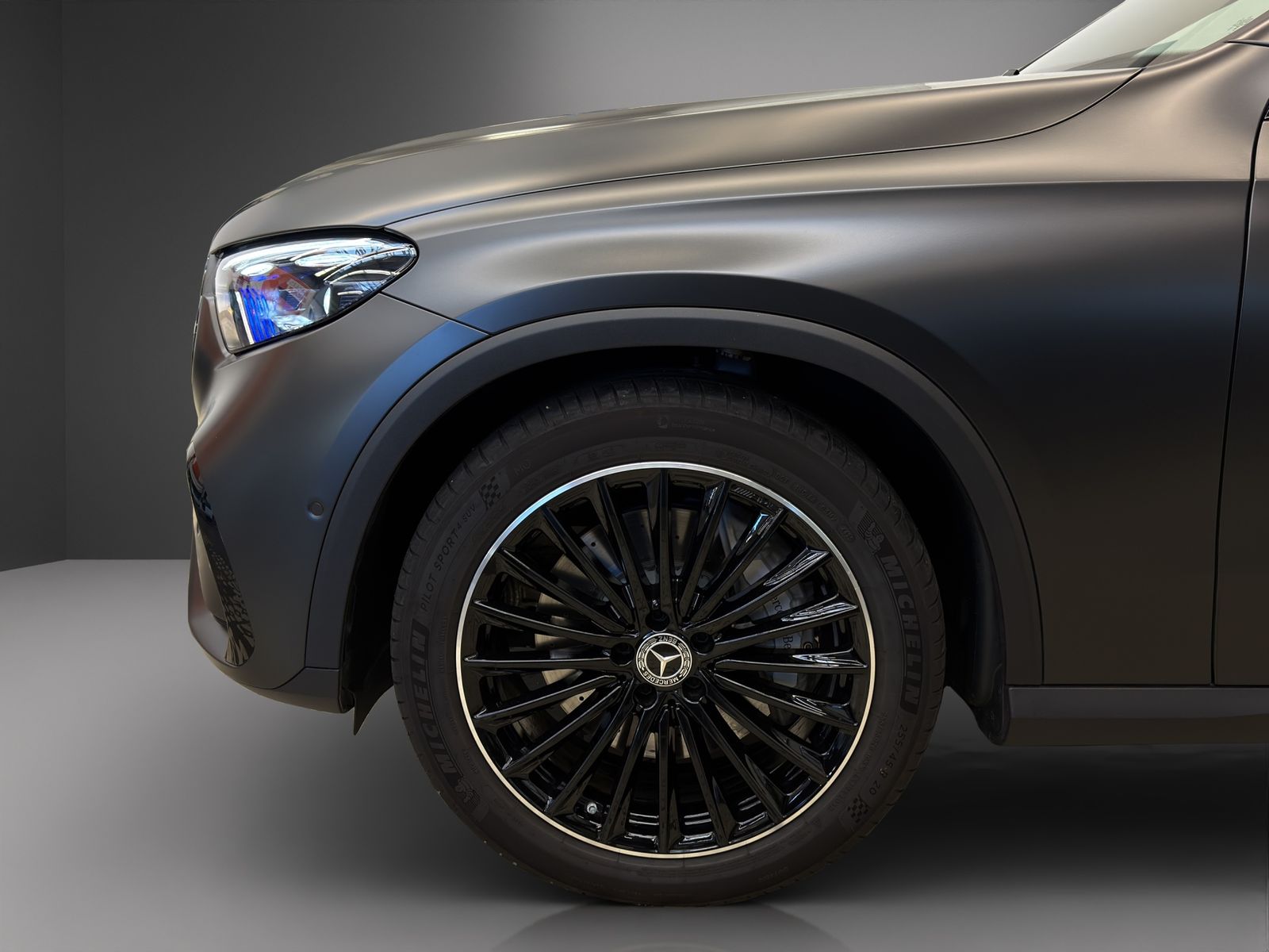Mercedes-Benz GLC 300 2026 г. Серый, пробег 9000 км