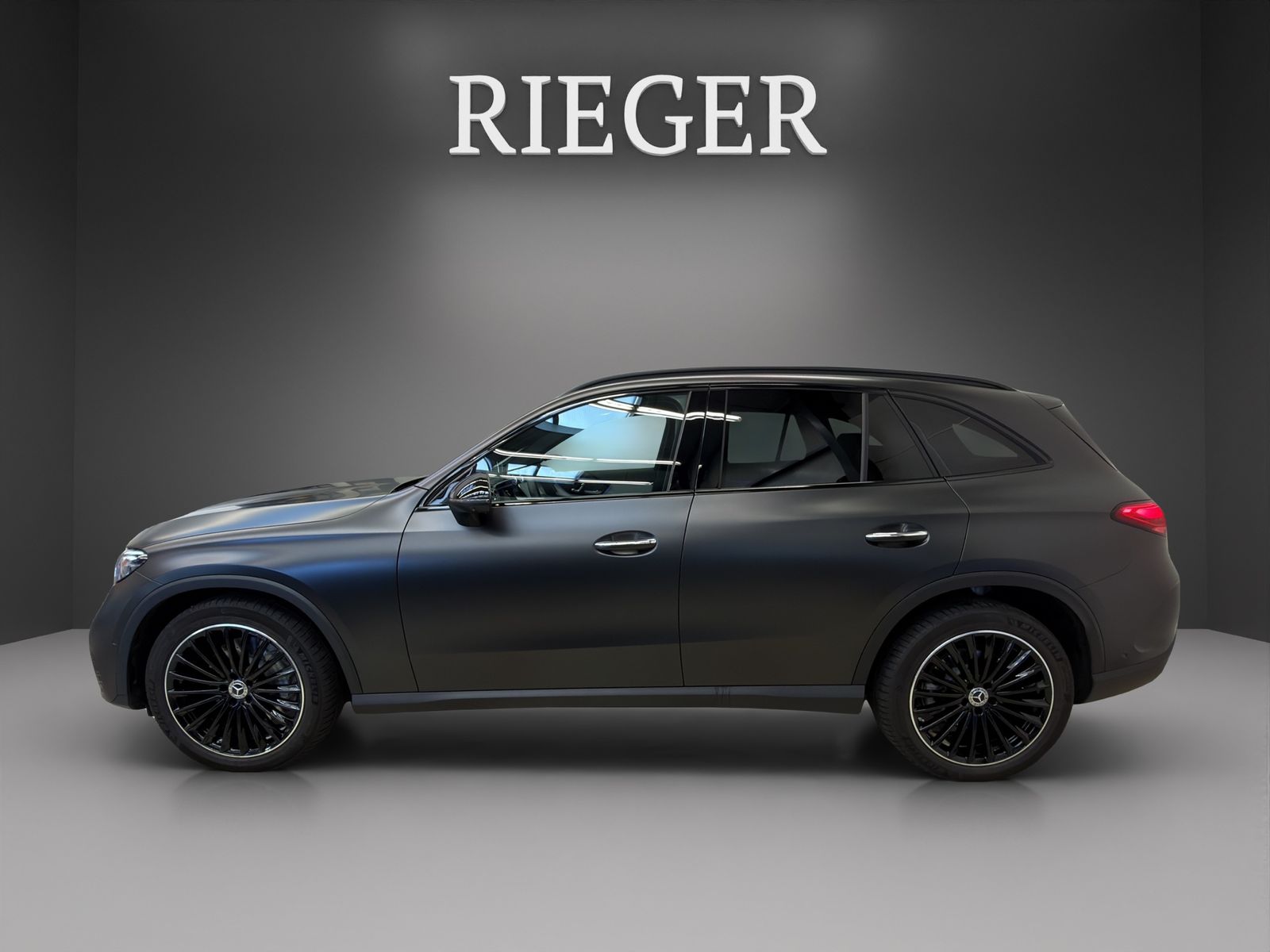 Mercedes-Benz GLC 300 2026 г. Серый, пробег 9000 км