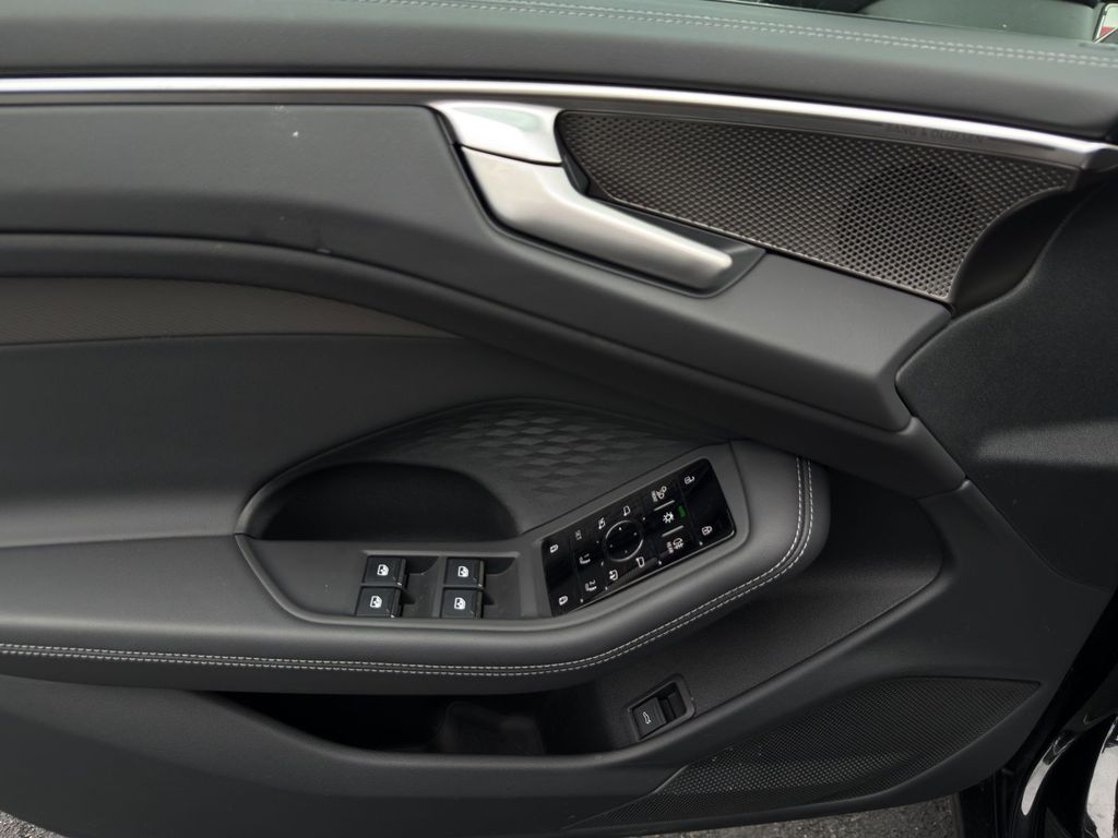 Audi A6 2025 г. Чёрный, пробег 30849 км