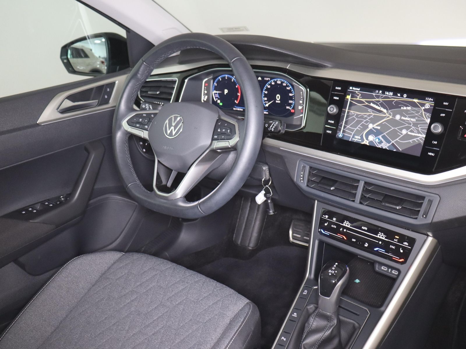 Volkswagen Polo 2024 г. Белый, пробег 14083 км