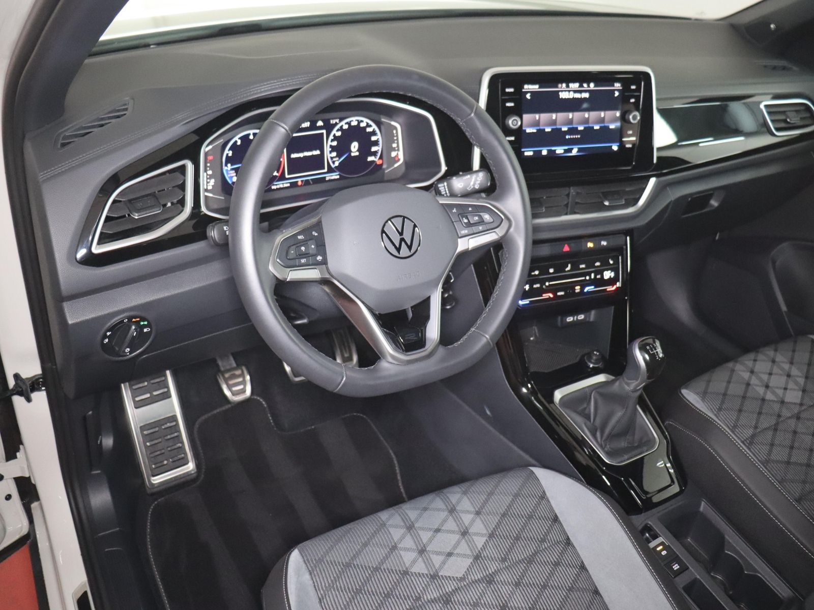 Volkswagen T-Roc 2024 г. Серый, пробег 27301 км