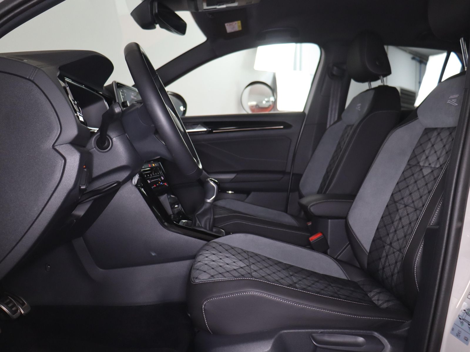 Volkswagen T-Roc 2024 г. Серый, пробег 27301 км
