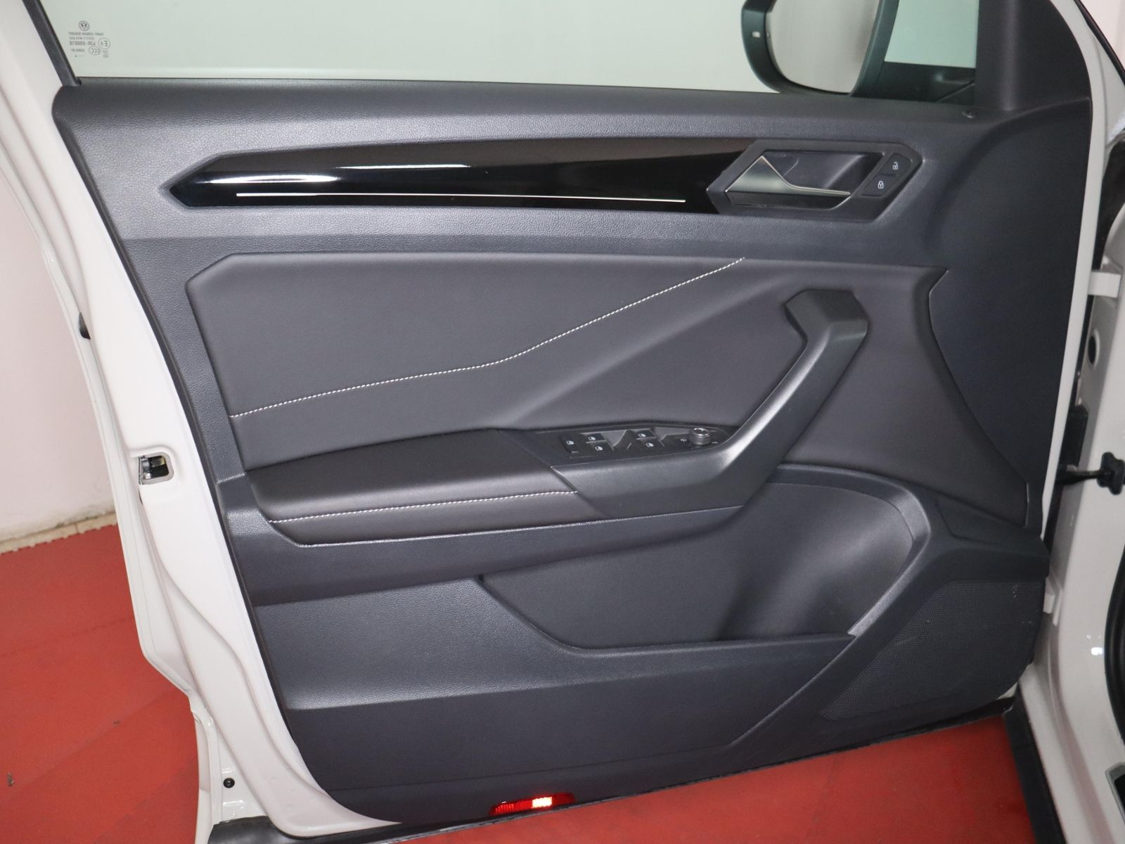 Volkswagen T-Roc 2024 г. Серый, пробег 27301 км