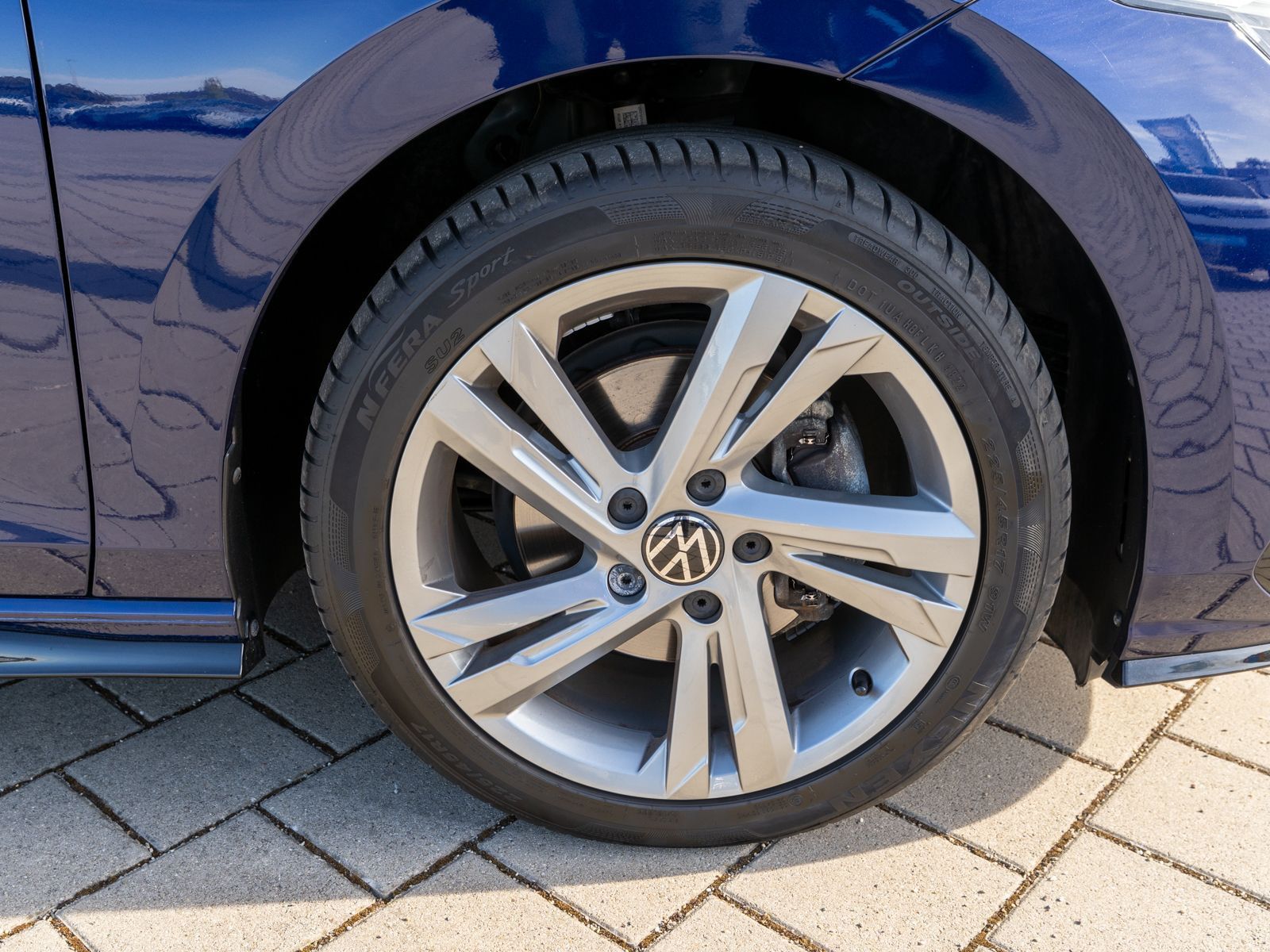 Volkswagen Golf 2023 г. Синий, пробег 28990 км