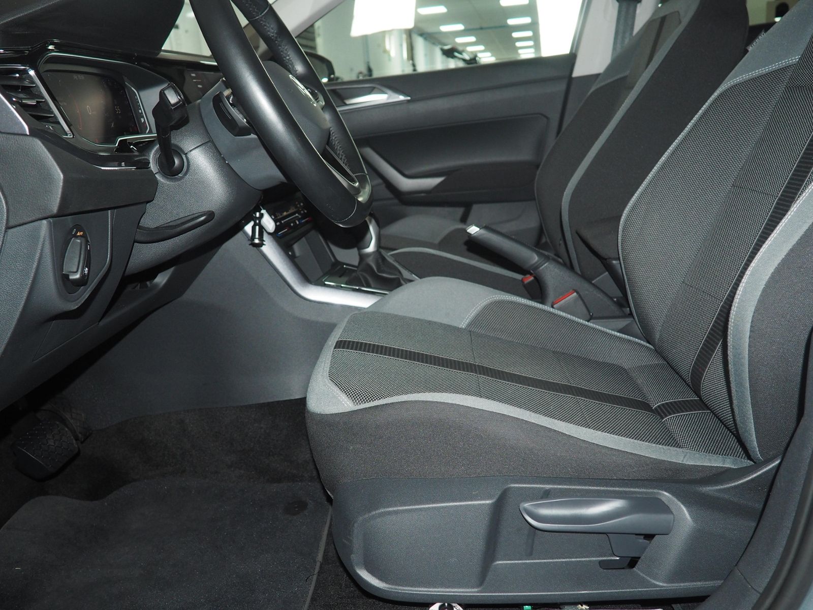 Volkswagen Polo 2024 г. Серебристый, пробег 50529 км