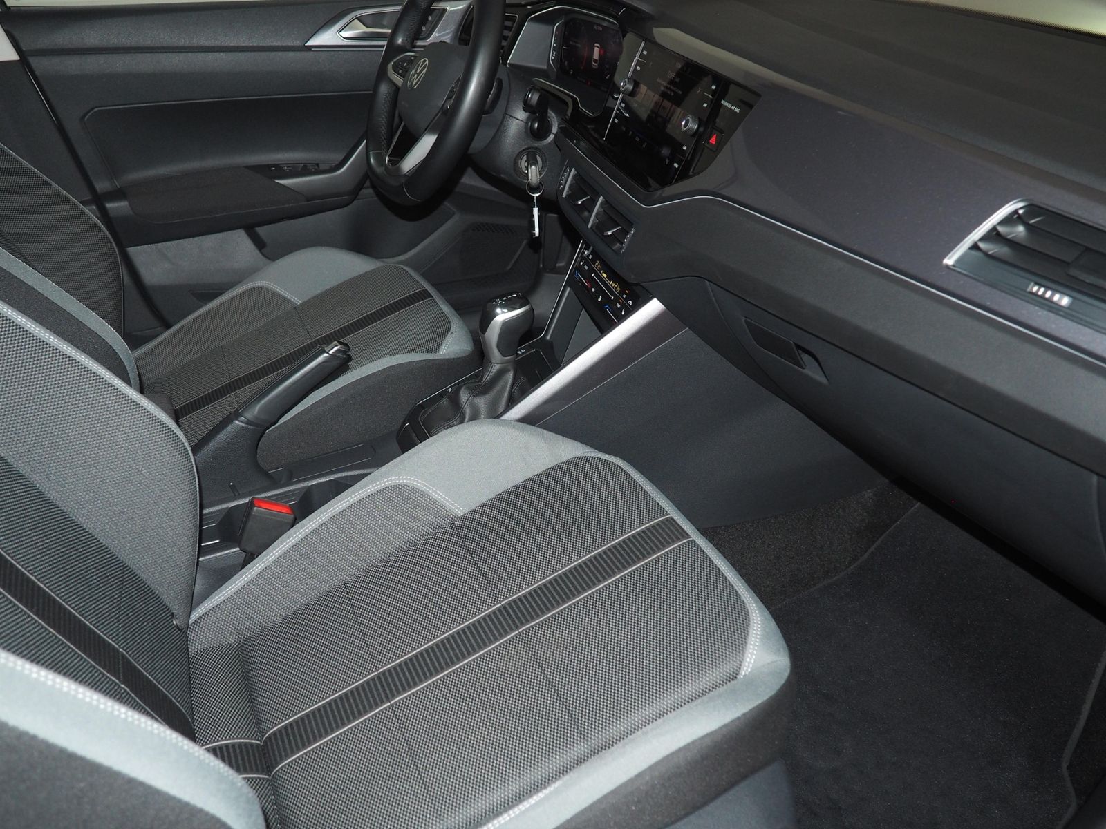 Volkswagen Polo 2024 г. Серебристый, пробег 50529 км