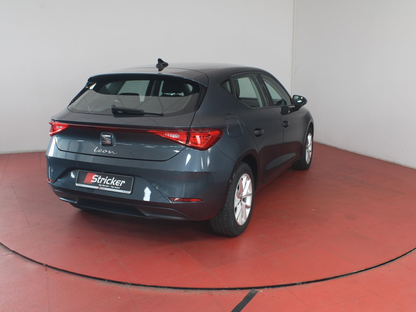 SEAT Leon 2023 г. Серый, пробег 47845 км