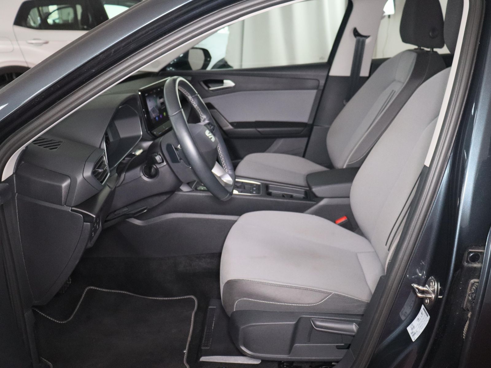 SEAT Leon 2023 г. Серый, пробег 47845 км