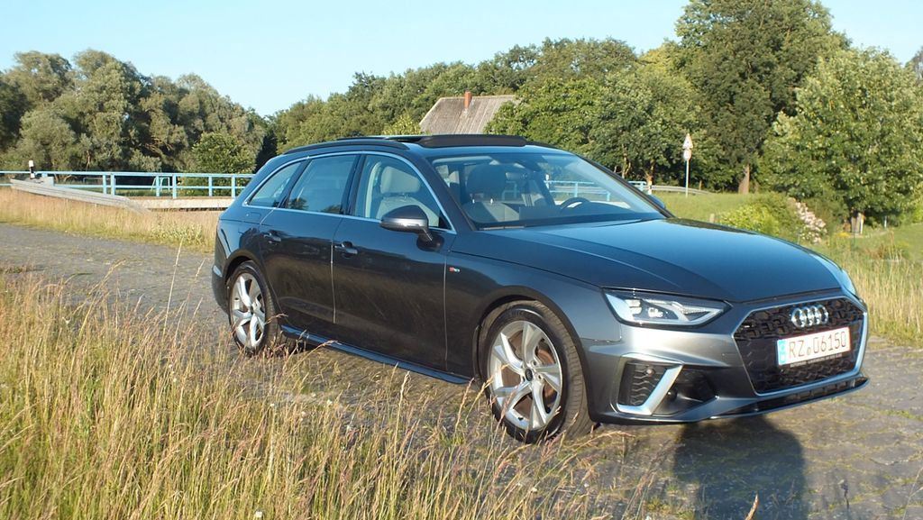Audi A4 2022 г. Серый, пробег 35000 км