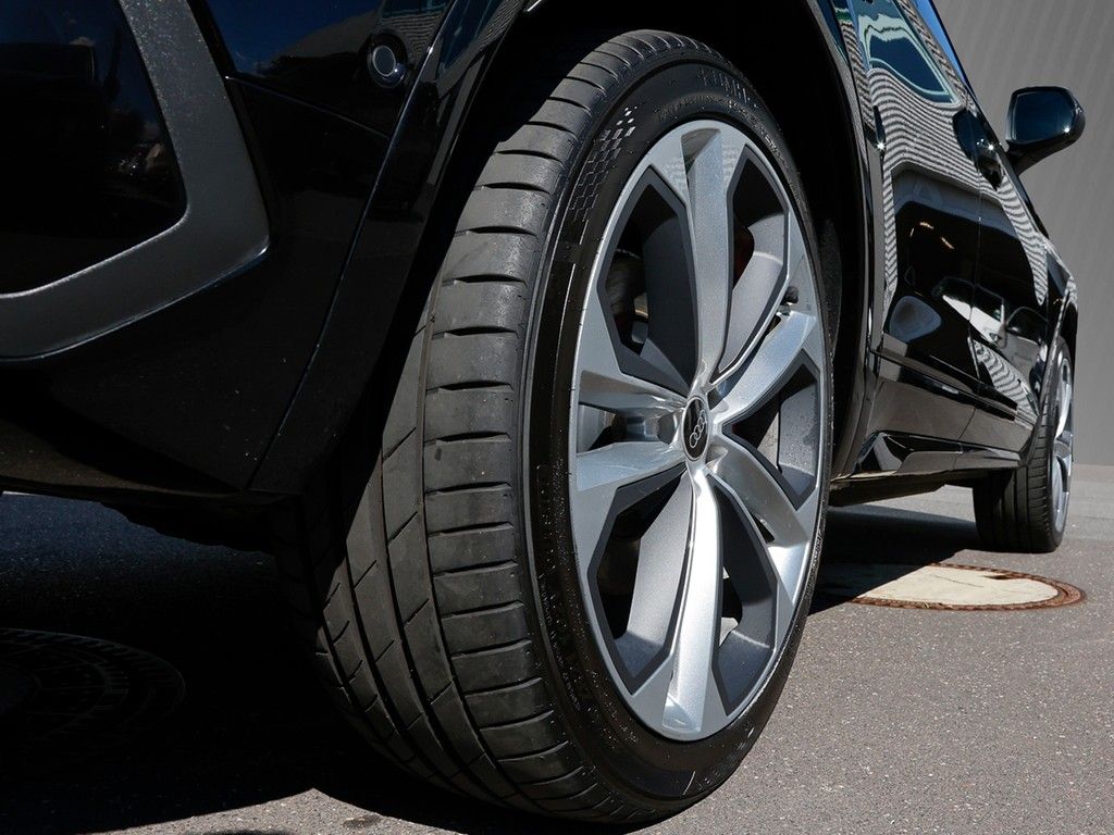 Audi Q5 2023 г. Чёрный, пробег 57980 км