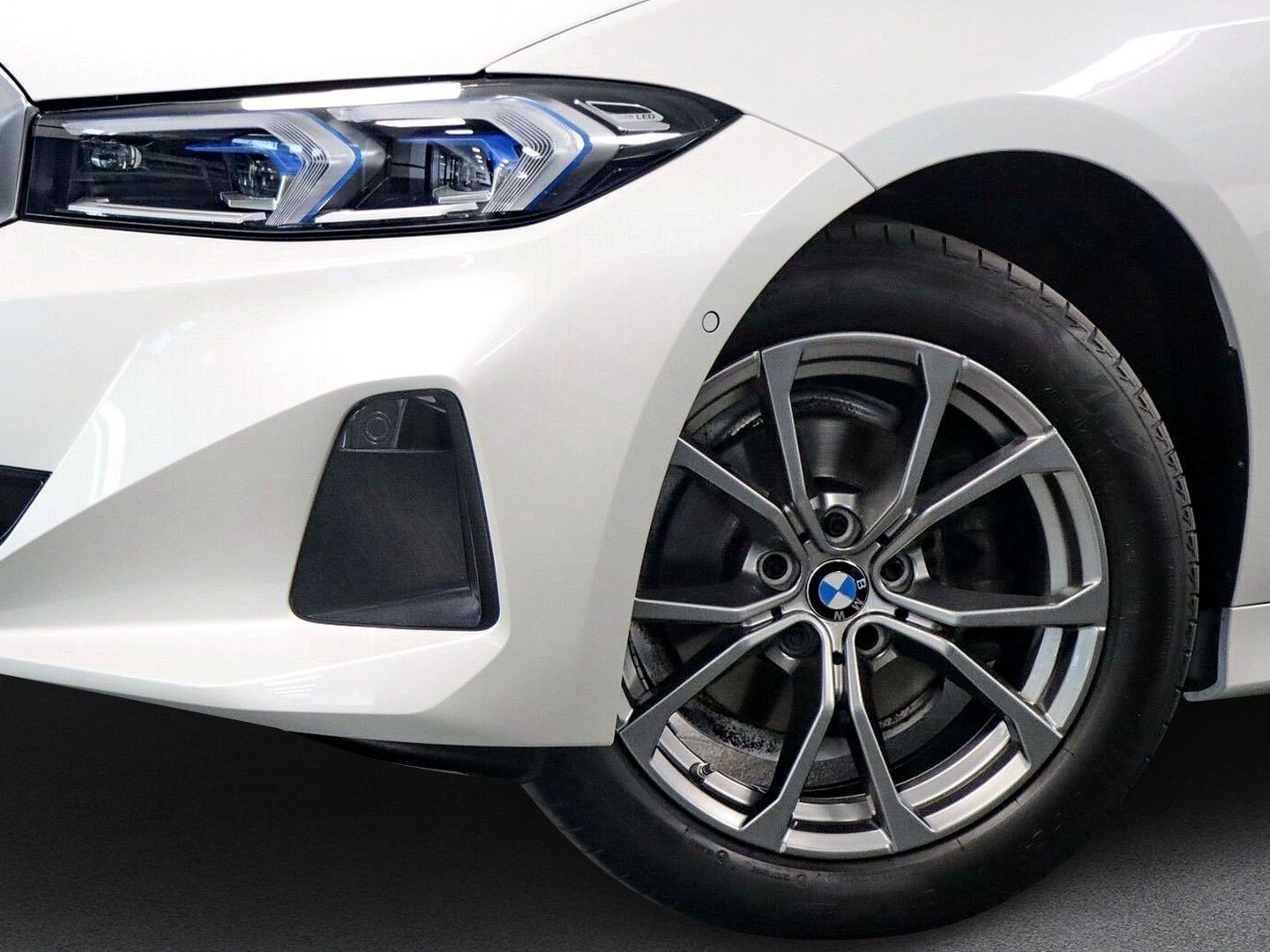 BMW 318 2023 г. Белый, пробег 47784 км