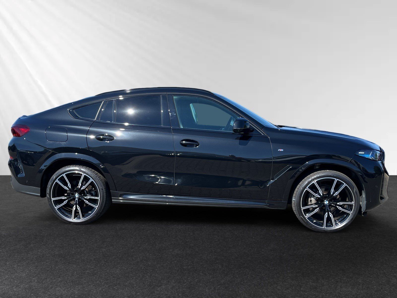 BMW X6 2025 г. Чёрный, пробег 18900 км