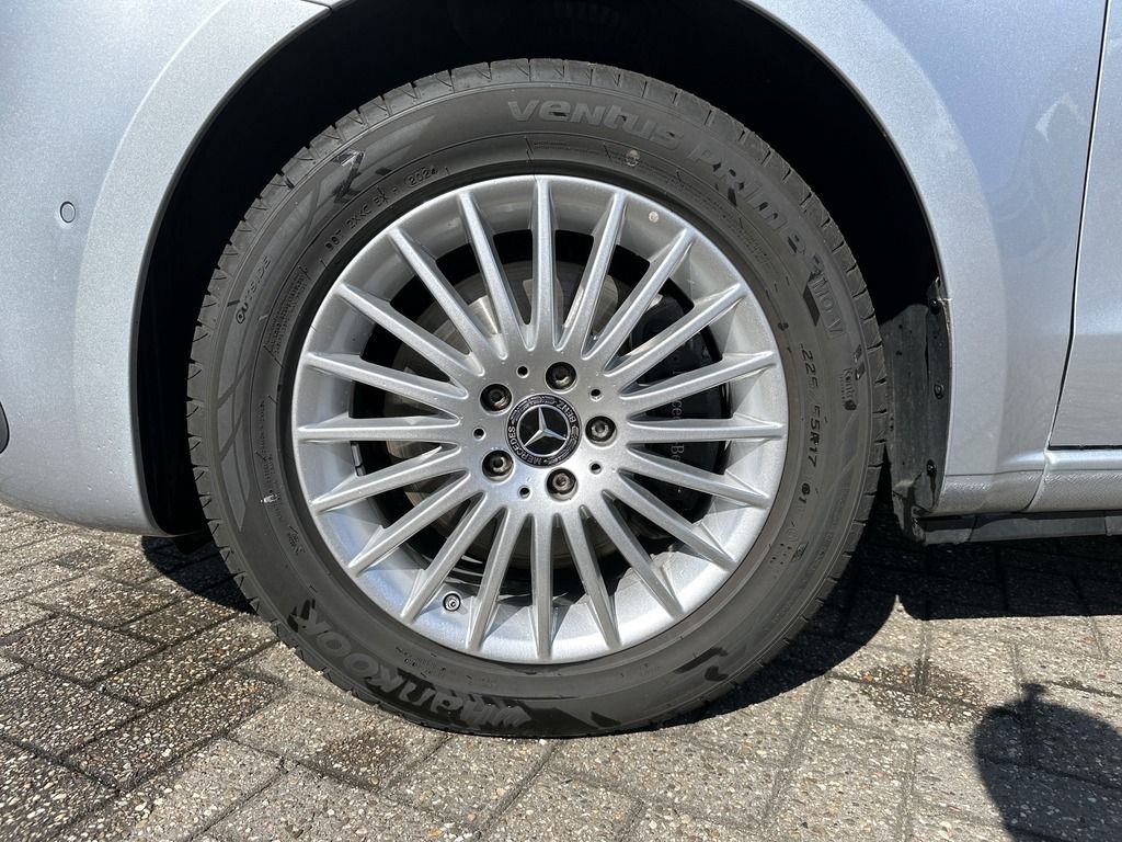 Mercedes-Benz V 220 2024 г. Серебристый, пробег 18318 км
