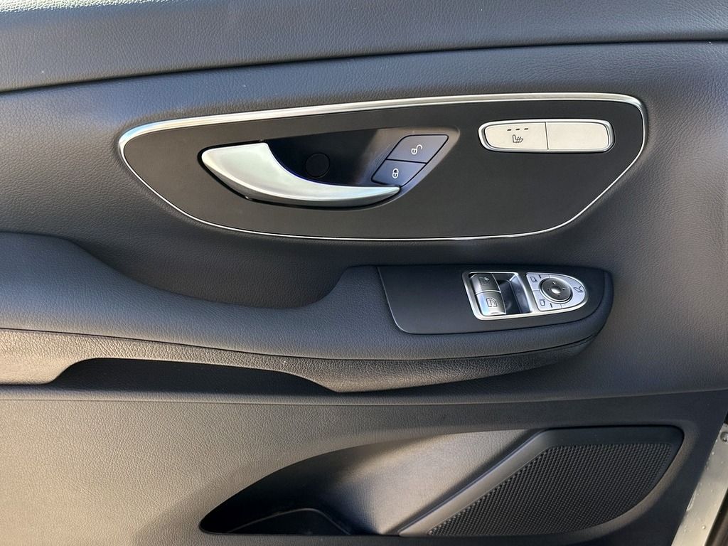 Mercedes-Benz V 220 2024 г. Серебристый, пробег 18318 км