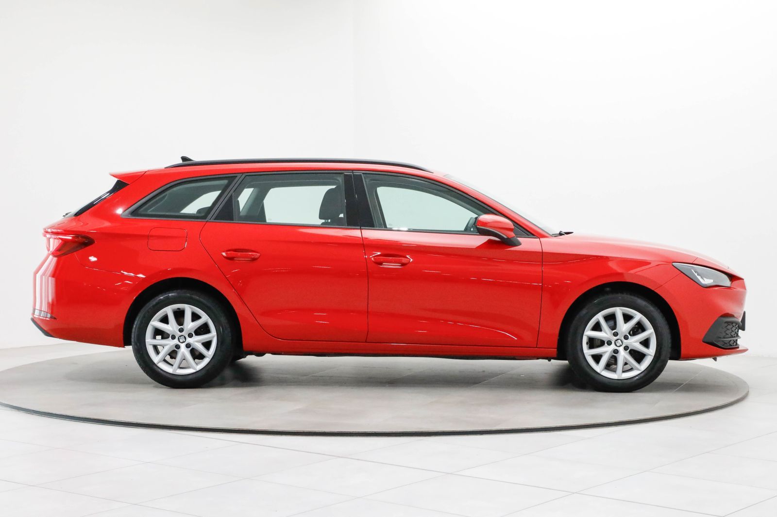 SEAT Leon 2022 г. Красный, пробег 47530 км