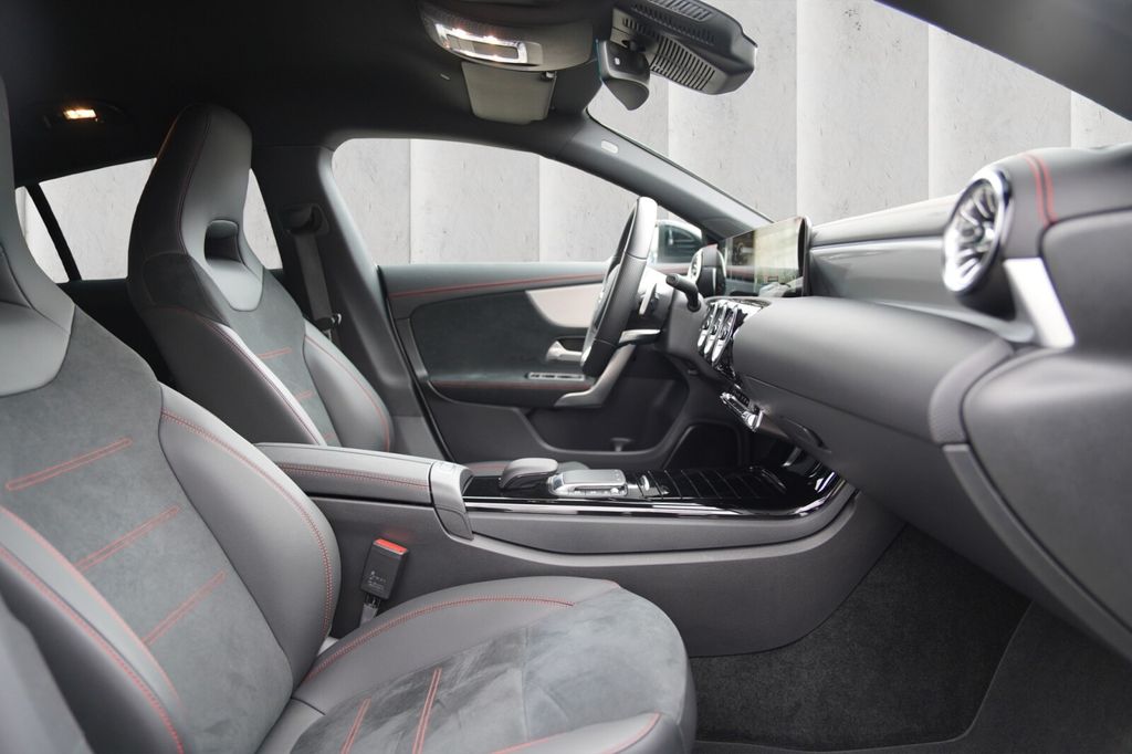 Mercedes-Benz CLA 200 2023 г. Серебристый, пробег 31255 км