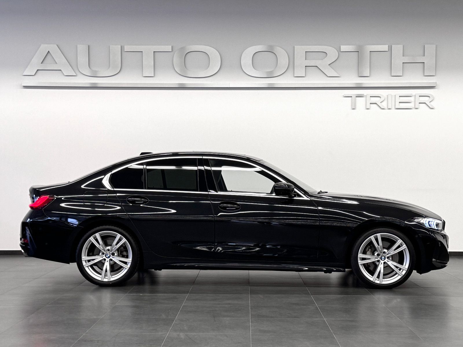 BMW 330 2024 г. Чёрный, пробег 23000 км