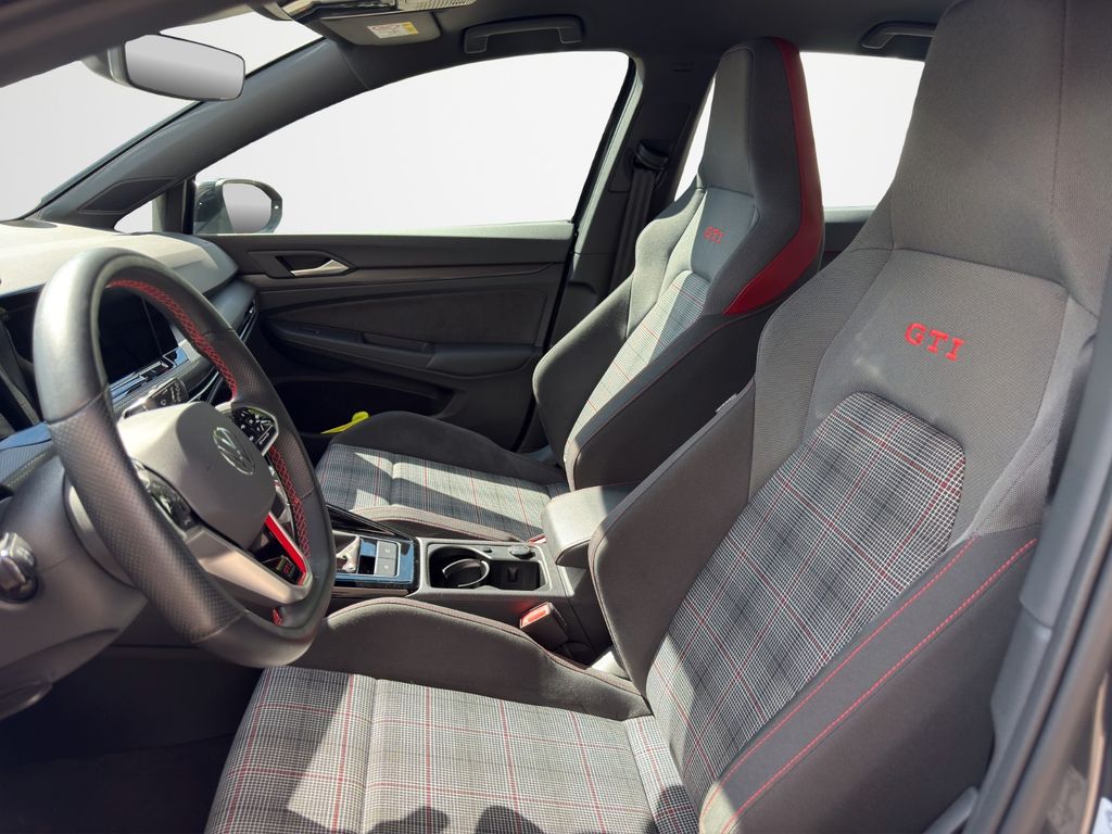 Volkswagen Golf 2023 г. Серый, пробег 32500 км