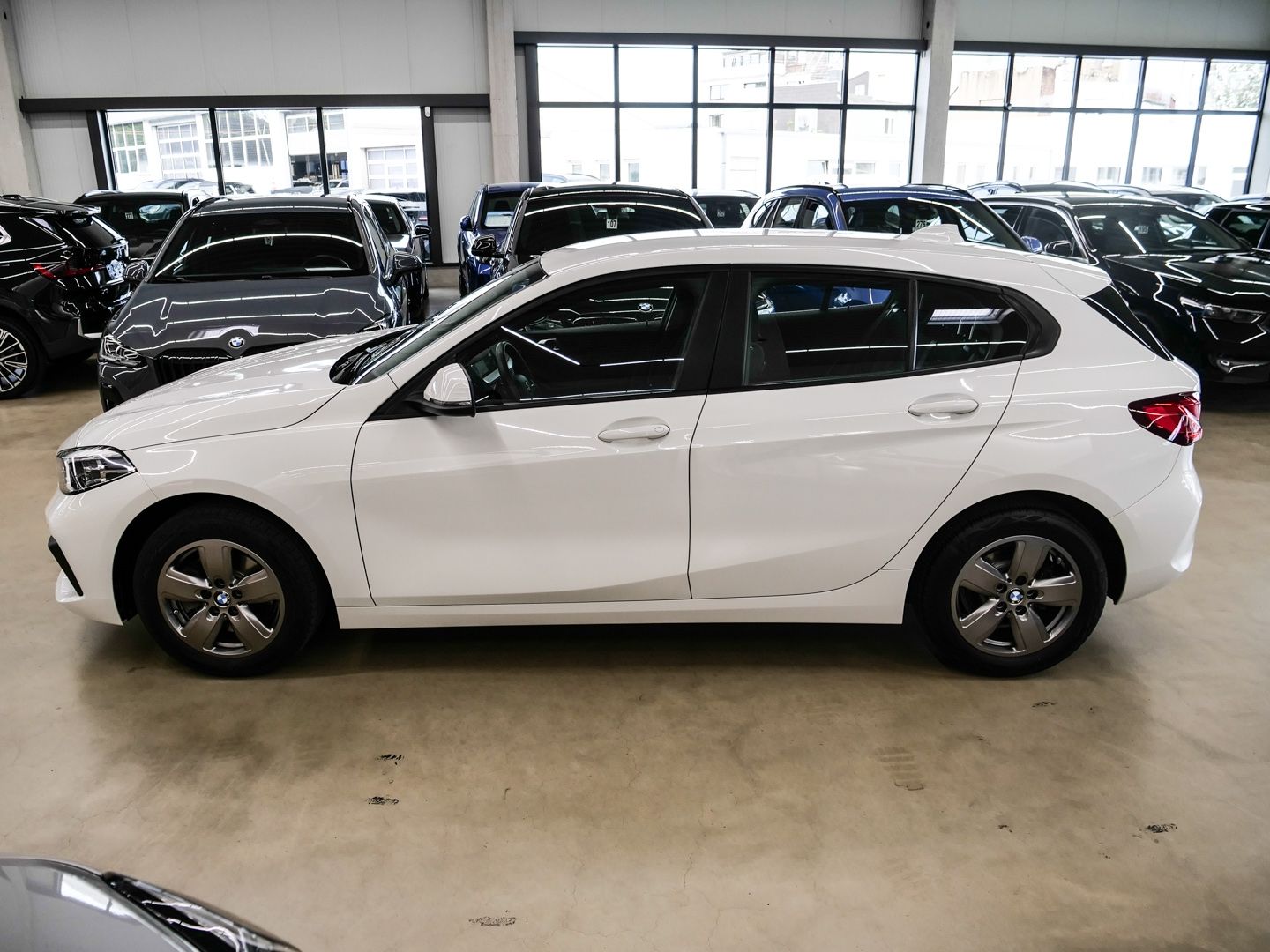 BMW 118 2023 г. Белый, пробег 48123 км