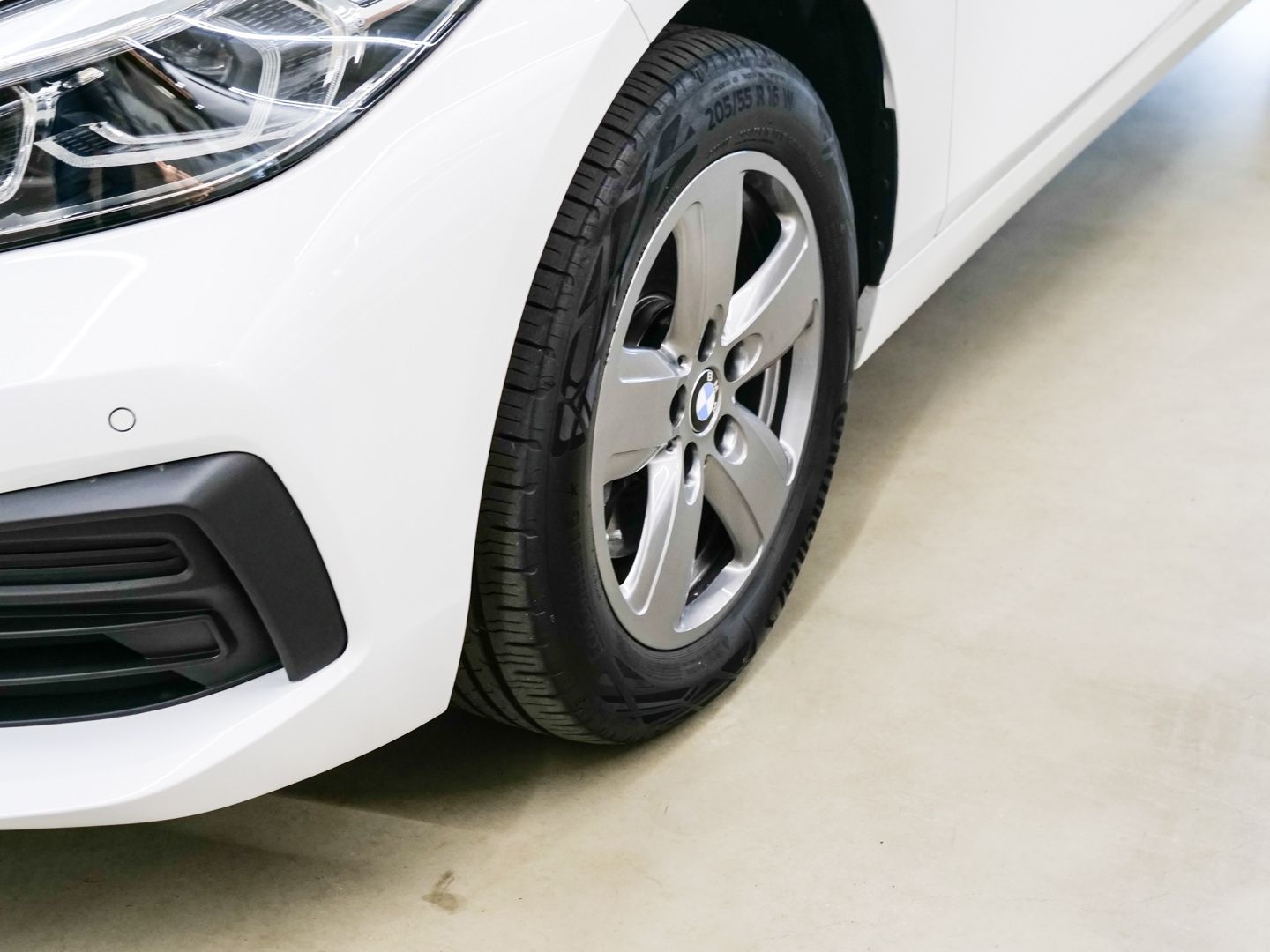 BMW 118 2023 г. Белый, пробег 48123 км