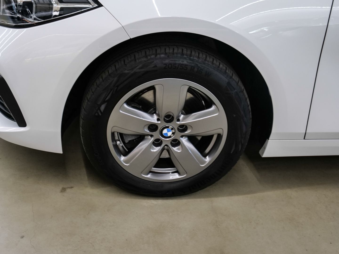 BMW 118 2023 г. Белый, пробег 48123 км