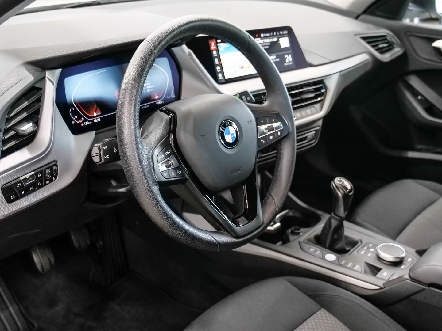 BMW 118 2023 г. Белый, пробег 48123 км