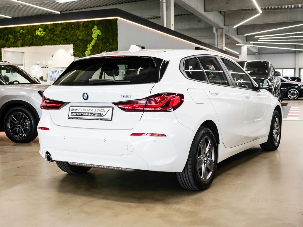 BMW 118 2023 г. Белый, пробег 48123 км