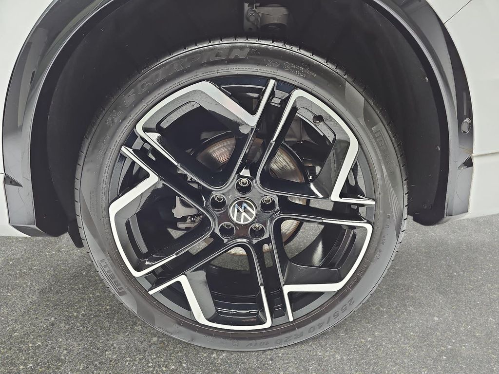 Volkswagen Tiguan 2025 г. Белый, пробег 28250 км