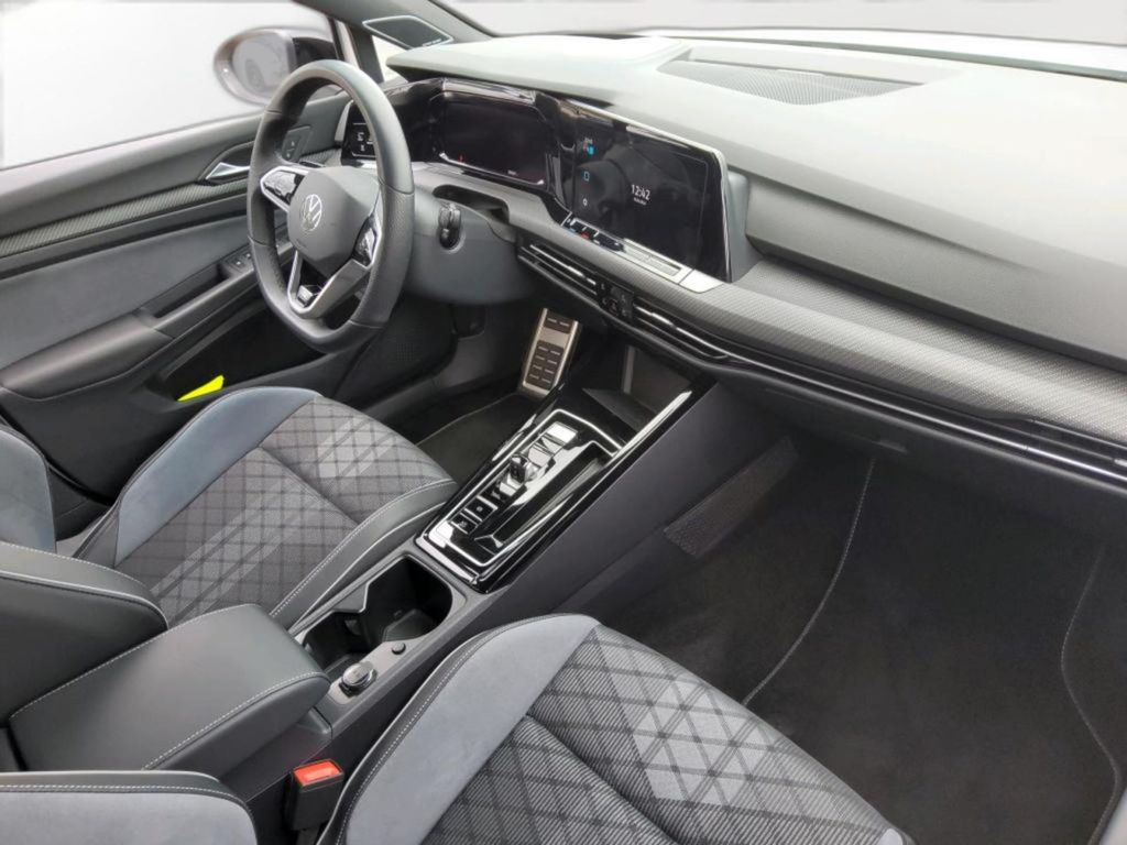 Volkswagen Golf 2024 г. Белый, пробег 20350 км