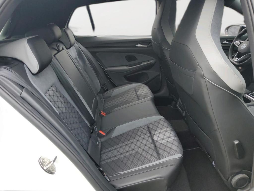 Volkswagen Golf 2024 г. Белый, пробег 20350 км