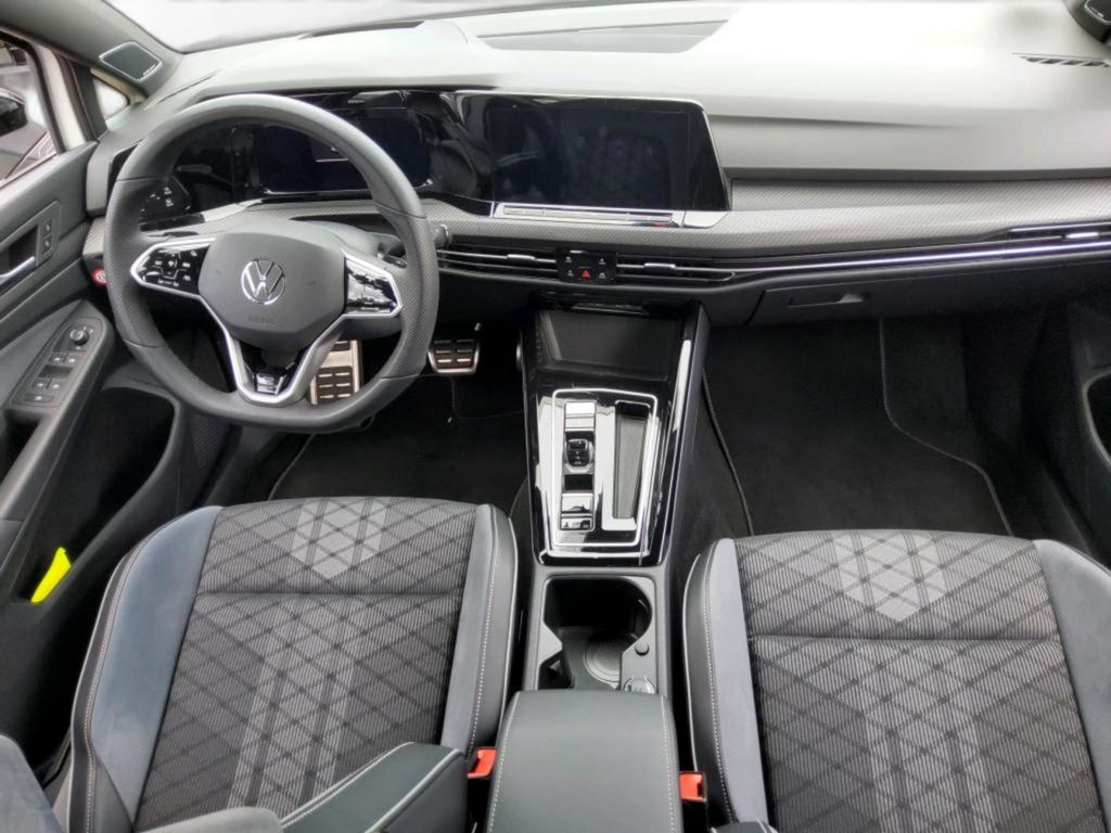 Volkswagen Golf 2024 г. Белый, пробег 20350 км