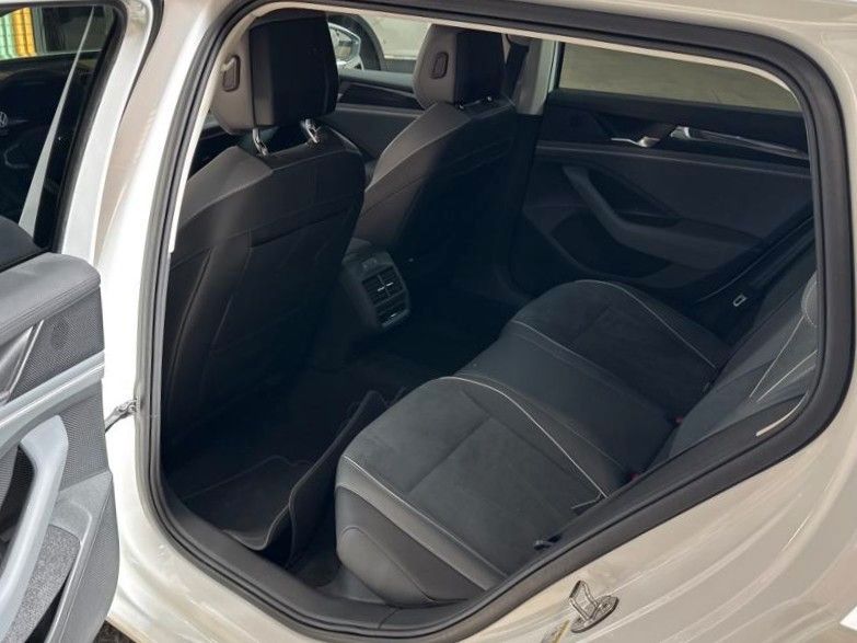 Volkswagen Passat 2024 г. Белый, пробег 40764 км