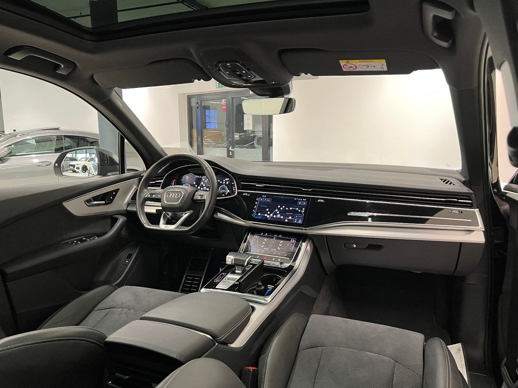 Audi Q7 2023 г. Чёрный, пробег 44000 км