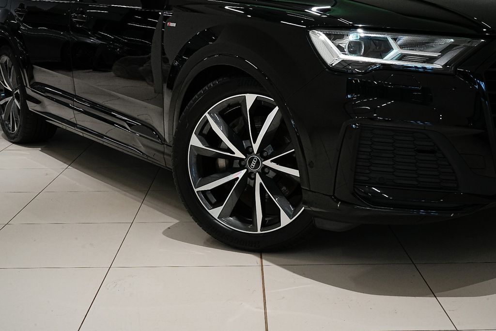 Audi Q7 2023 г. Чёрный, пробег 44000 км