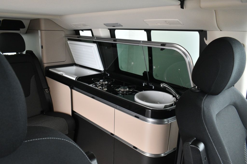 Mercedes-Benz V 300 2024 г. Чёрный, пробег 30506 км