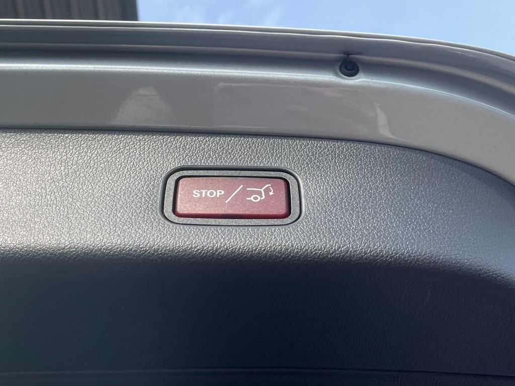 Mercedes-Benz GLC 200 2025 г. Серебристый, пробег 8045 км