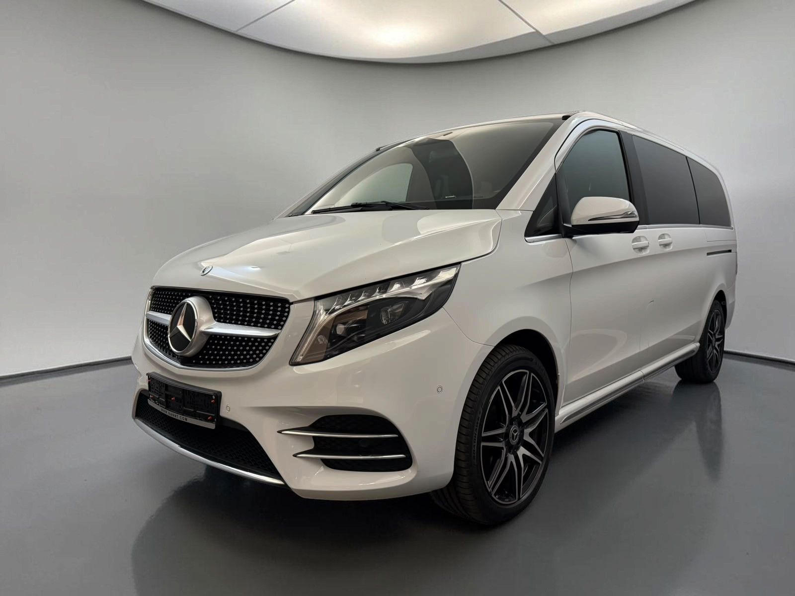 Mercedes-Benz V 300 2023 г. Белый, пробег 57900 км