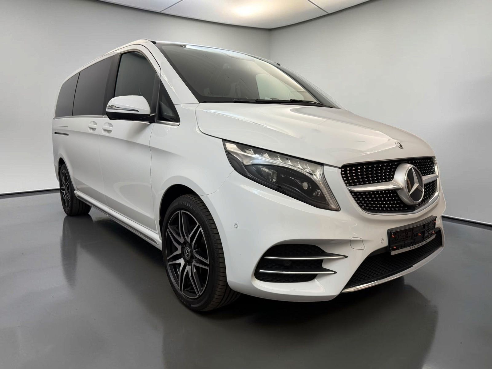Mercedes-Benz V 300 2023 г. Белый, пробег 57900 км