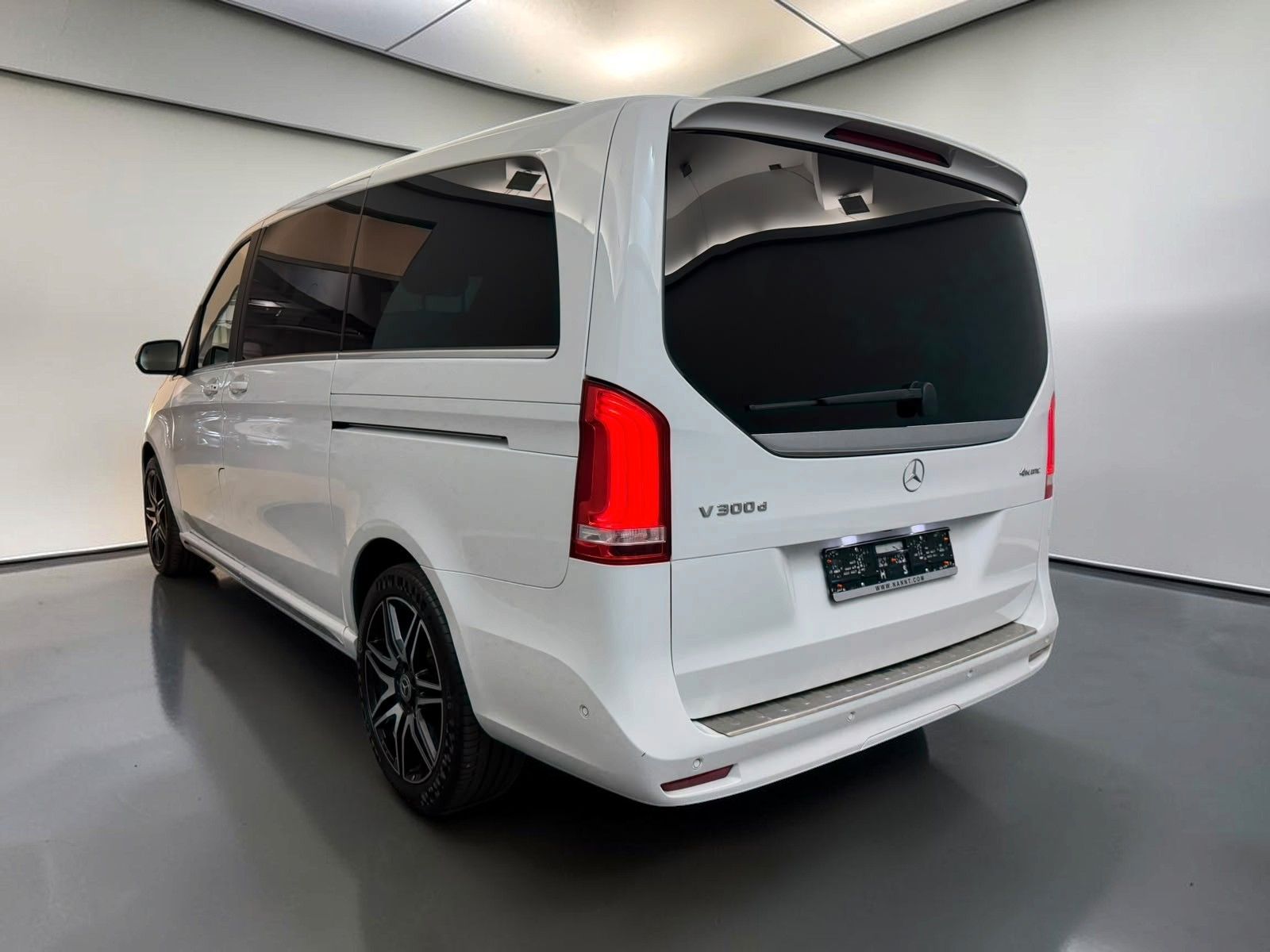 Mercedes-Benz V 300 2023 г. Белый, пробег 57900 км
