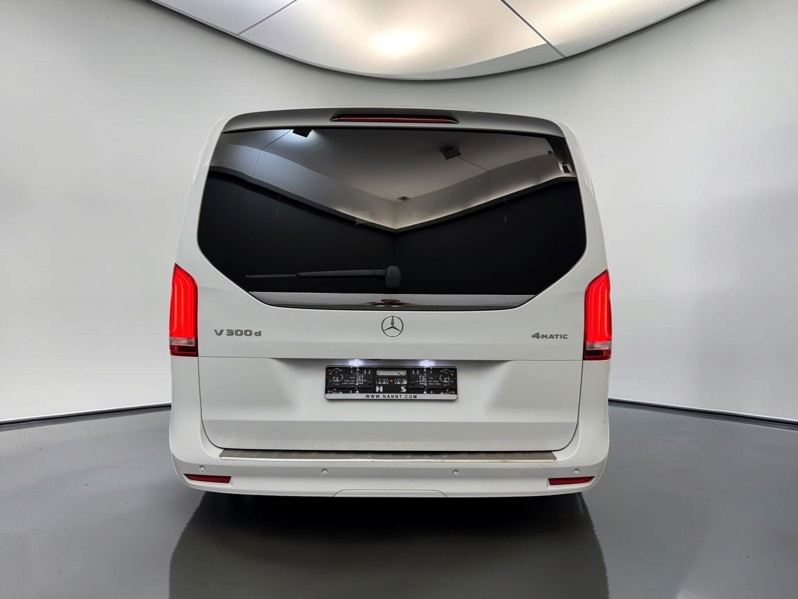 Mercedes-Benz V 300 2023 г. Белый, пробег 57900 км