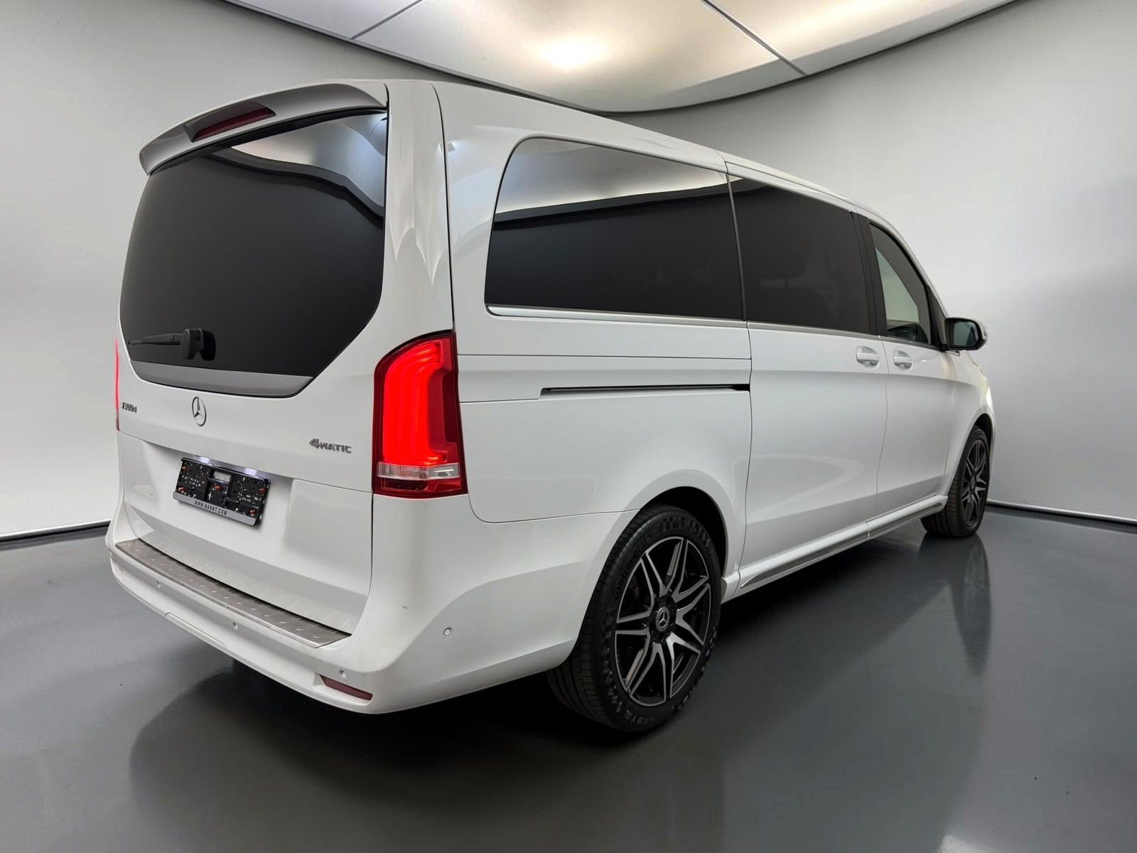 Mercedes-Benz V 300 2023 г. Белый, пробег 57900 км