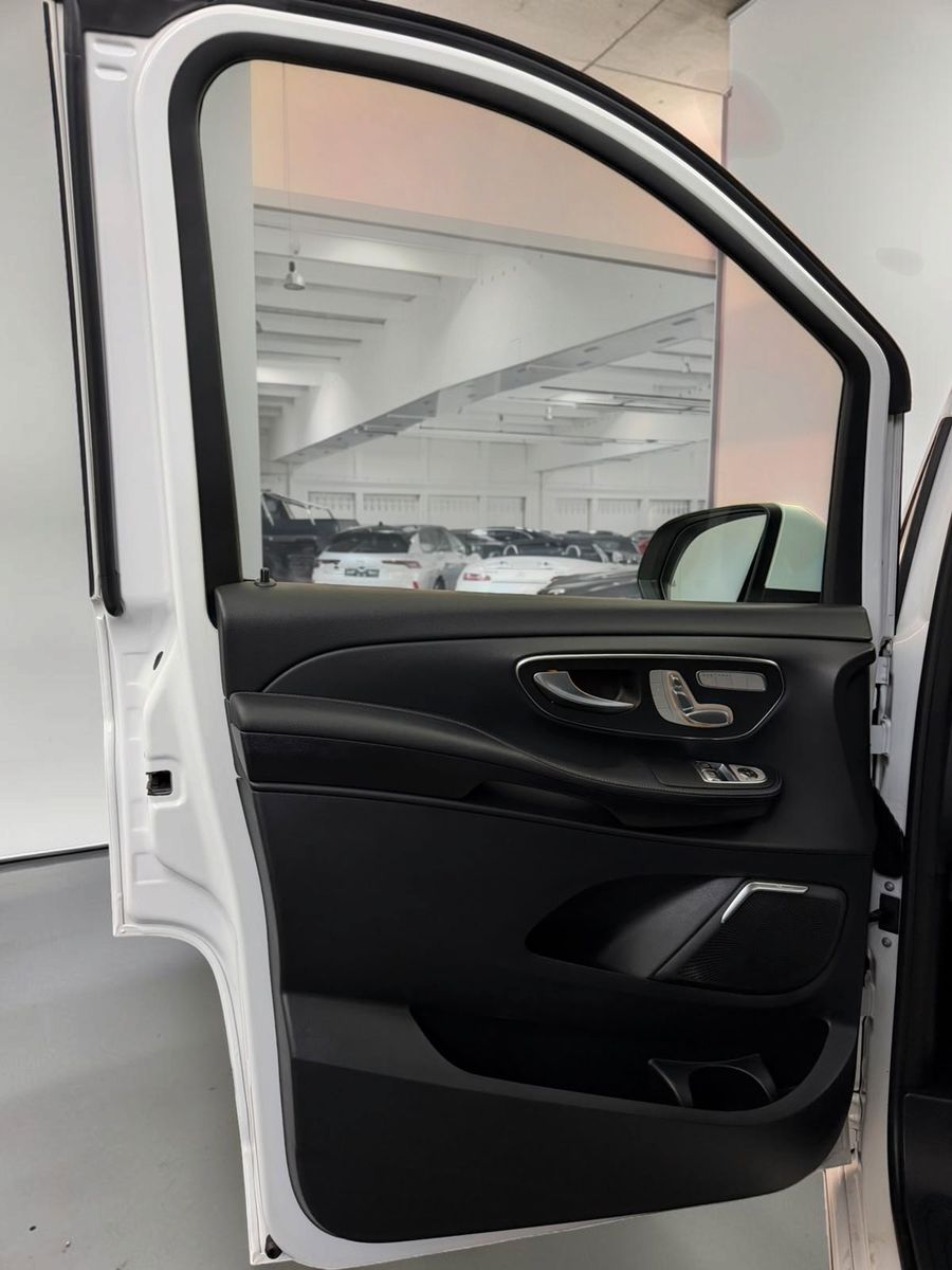 Mercedes-Benz V 300 2023 г. Белый, пробег 57900 км