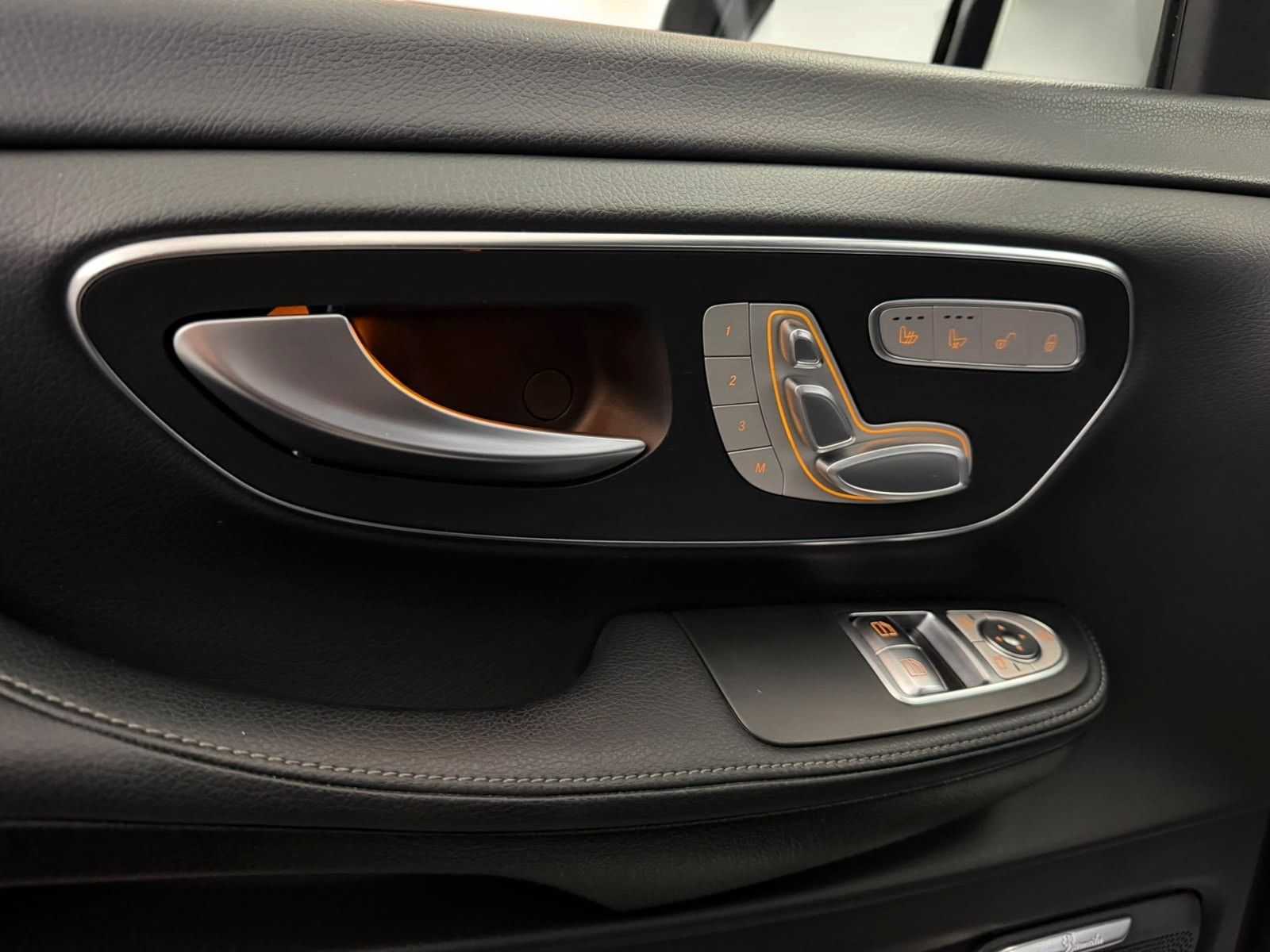 Mercedes-Benz V 300 2023 г. Белый, пробег 57900 км