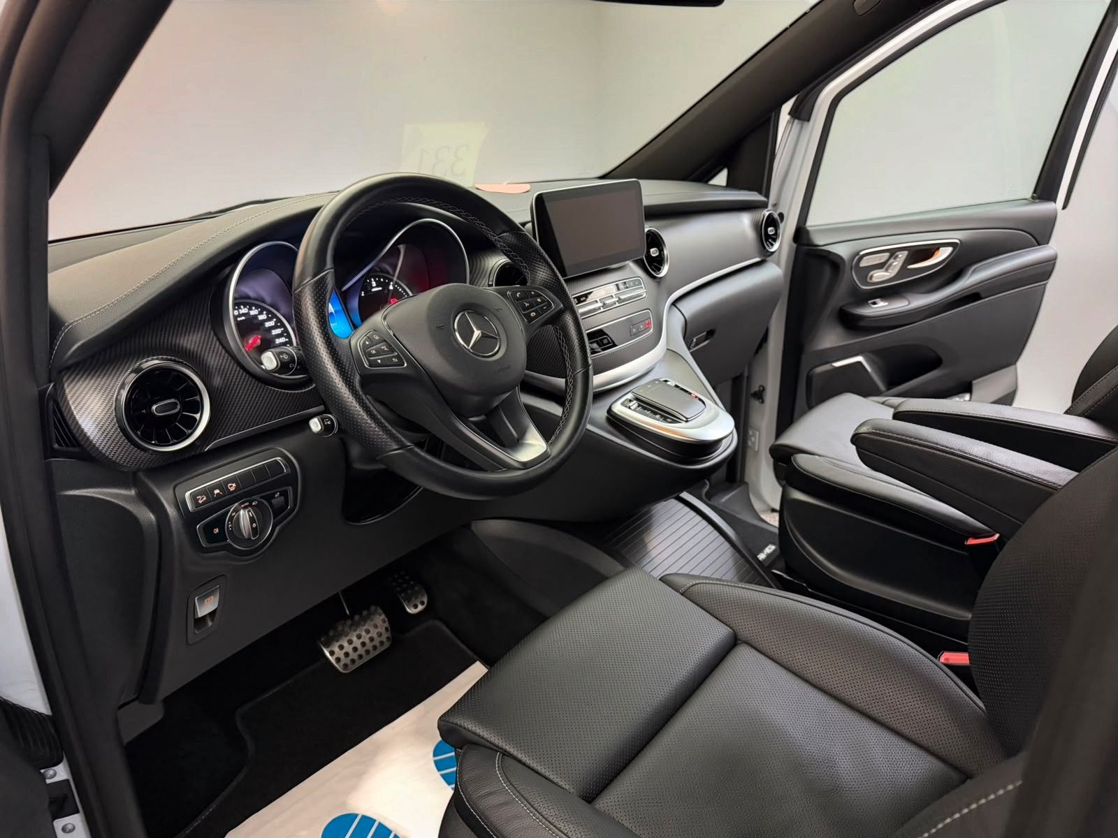 Mercedes-Benz V 300 2023 г. Белый, пробег 57900 км
