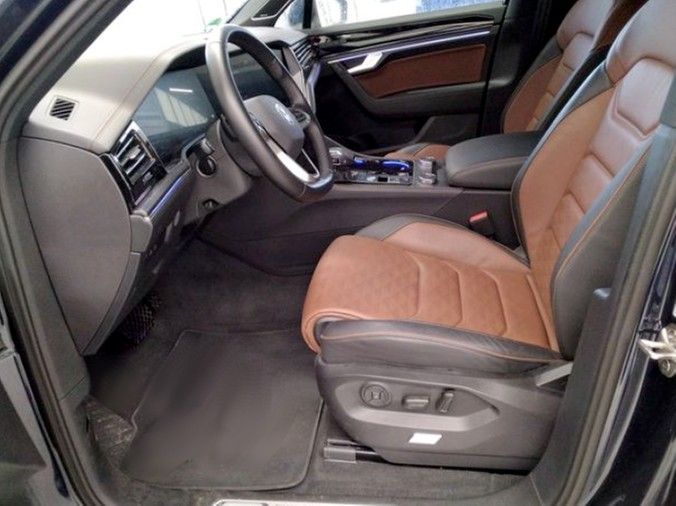 Volkswagen Touareg 2026 г. Синий, пробег 18385 км