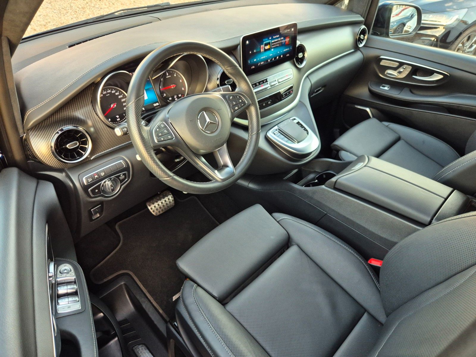 Mercedes-Benz 300 2022 г. Синий, пробег 42111 км