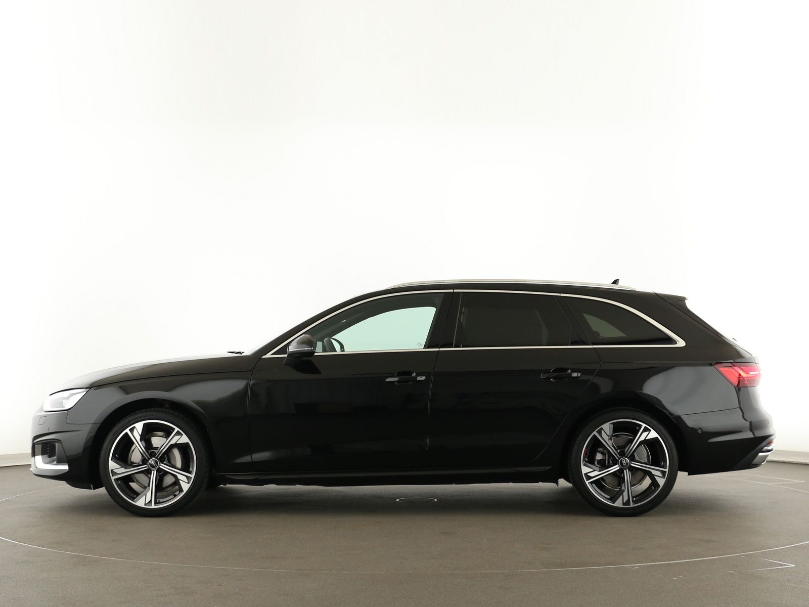 Audi A4 2023 г. Чёрный, пробег 32450 км