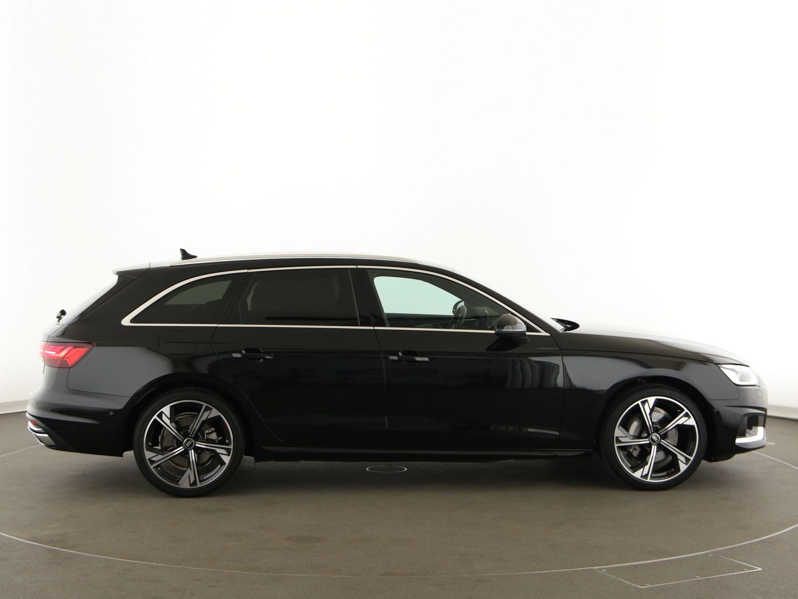 Audi A4 2023 г. Чёрный, пробег 32450 км