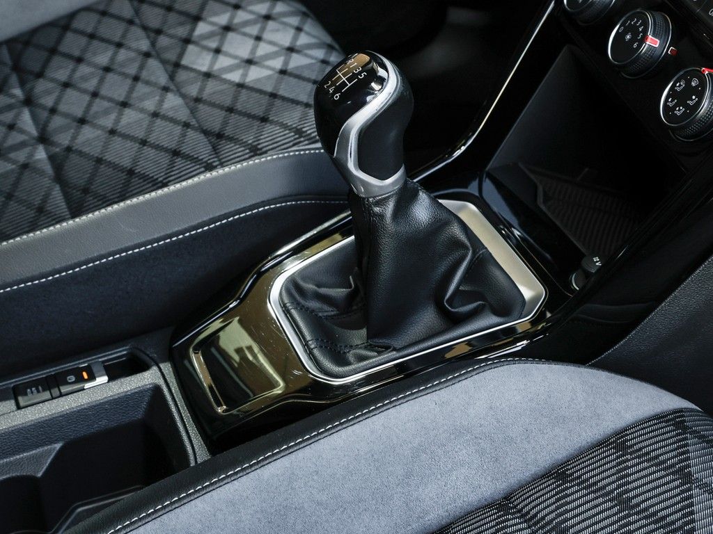 Volkswagen T-Roc 2024 г. Серый, пробег 32505 км